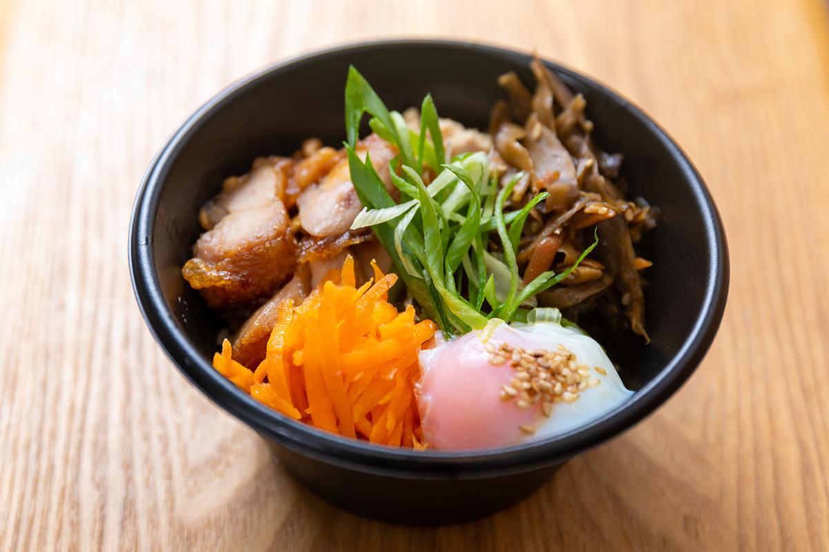 唐揚げとりそぼろ丼